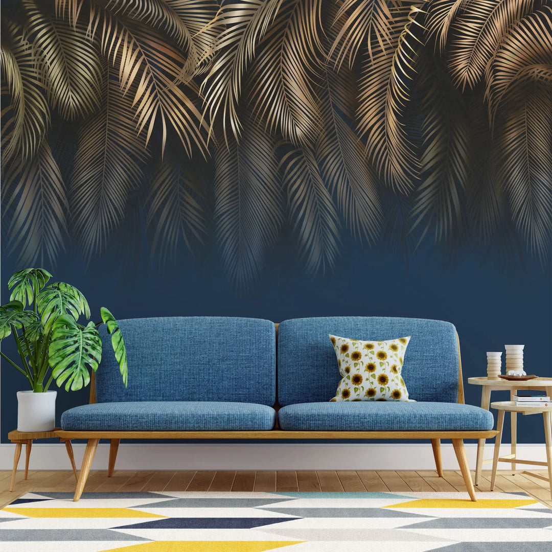 Tapet tropical personalizat cu ramuri de palmier quito aurii pe fundal bleumarin golden burrawong