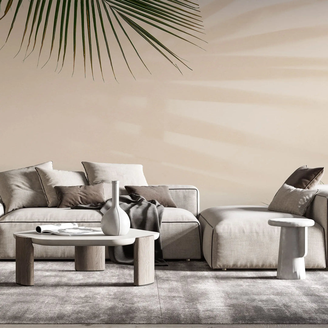 Tapet tropical personalizat cu frunze de palmier verzi si umbrele lor pe un fundal rose nude nude palm