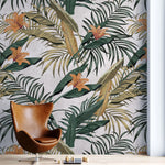 Tapet tropical personalizat cu flori tropicale de crin salbatic printre frunze de palmier si plante tropicale cu fundal bej texturat wild lilium