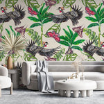 Tapet personalizat tropical cu fluturi si pasari roz printre frunze verzi tropicale pe un fundal deschis pink butterlflies