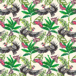 Tapet personalizat tropical cu fluturi si pasari roz printre frunze verzi tropicale pe un fundal deschis pink butterlflies