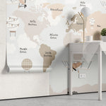 Tapet personalizat micii exploratori pentru copii cu harta lumii pe continente in culori calde pastel avioane si baloane cu aer cald flying continents