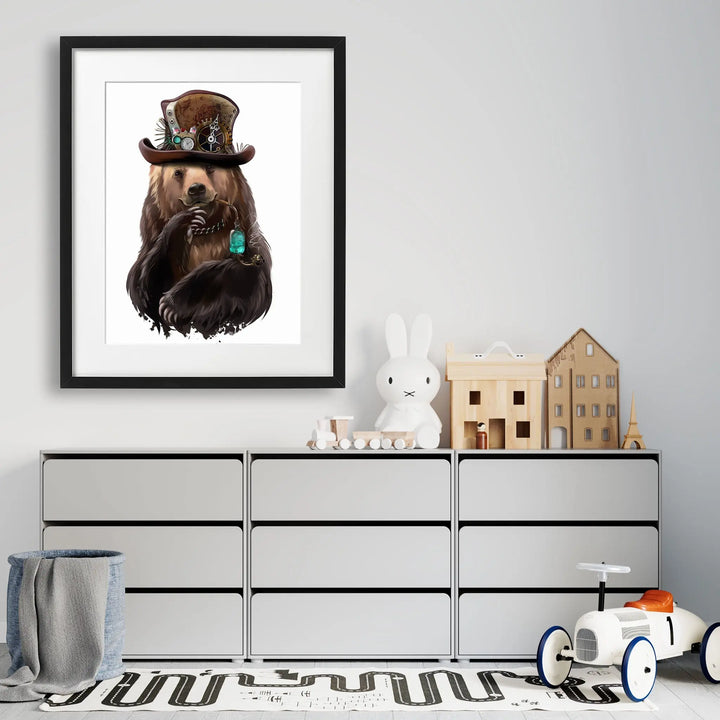 Tablou cu rama destinat copiilor care reprezinta un urs brun purtand o palarie steampunk si tinand o pipa in gura brown bear