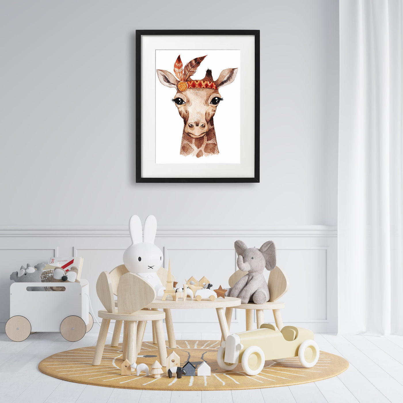 tablou-cu-rama-destinat-copiilor-care-reprezinta-un-portret-a-unei-girafe-cu-un-design-boho-dragut-cu-pene-giraffe-portrait