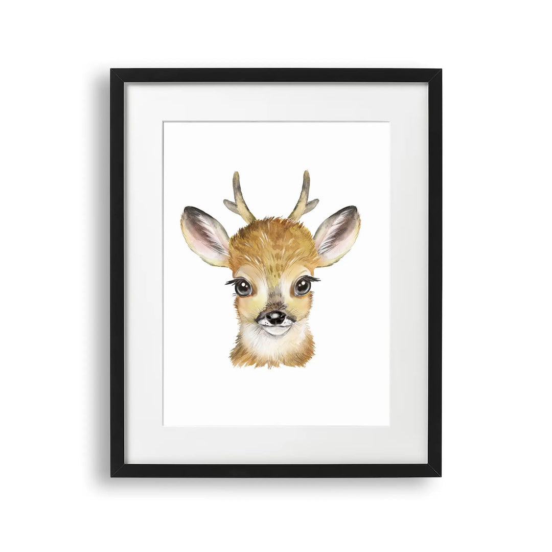 Tablou cu rama pentru copii care ilustreaza un pui de cerb capturand frumusetea si inocenta acestui animal prin intermediul tehnicii acuarelei baby deer