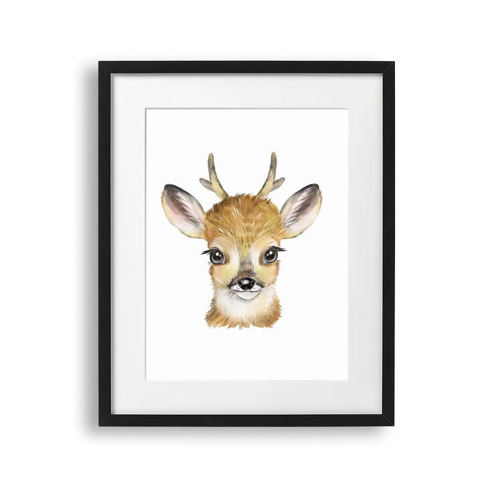 Tablou cu rama pentru copii care ilustreaza un pui de cerb capturand frumusetea si inocenta acestui animal prin intermediul tehnicii acuarelei baby deer