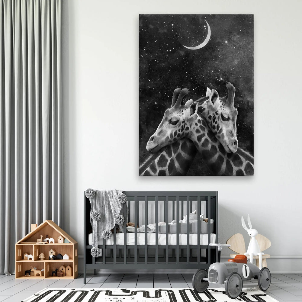 Tablou canvas pentru copii ce ilustreaza un cuplu incantator de girafe in timpul noptii cu un fundal intunecat plin de stele si o luna stralucitoare nighttime romance