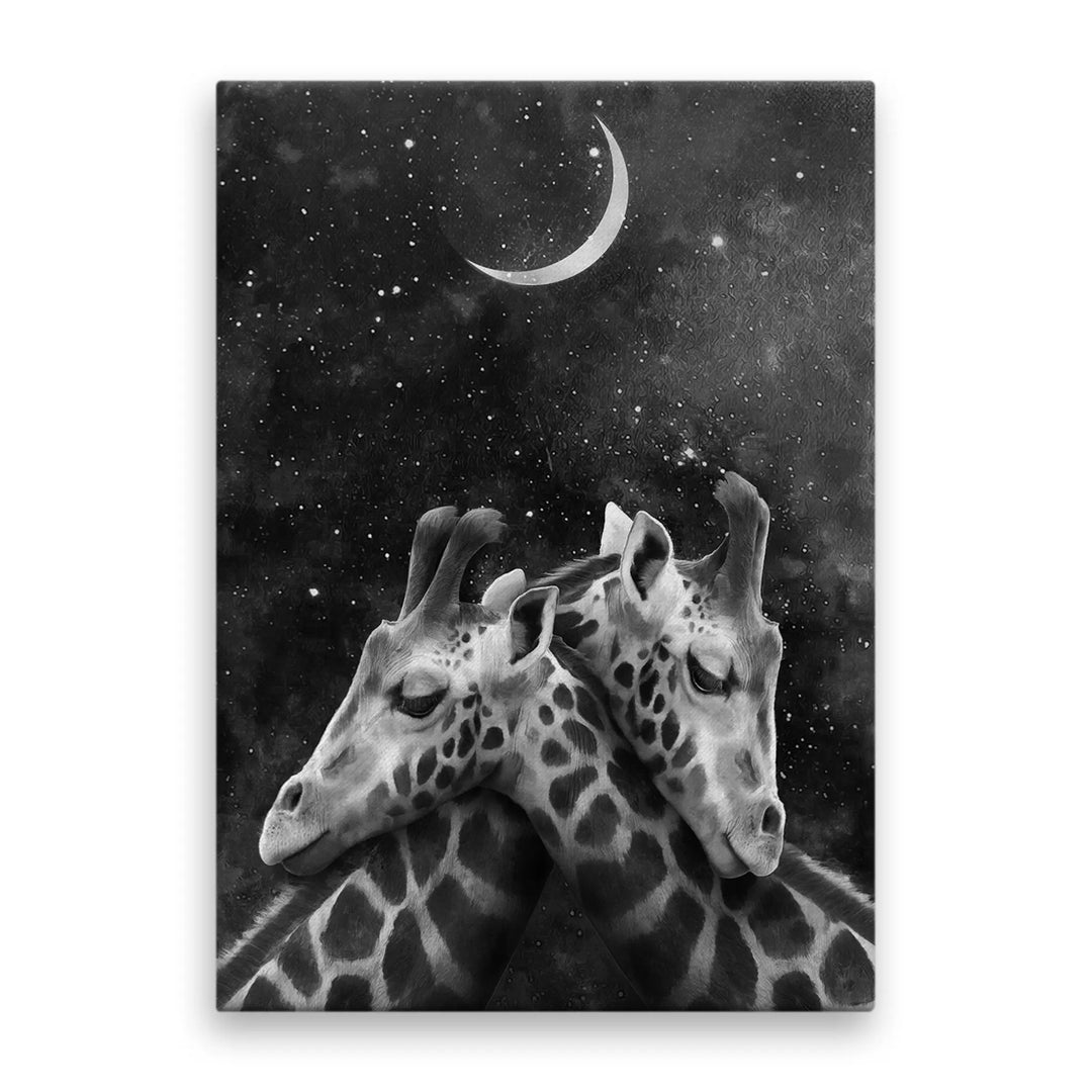 Tablou canvas pentru copii ce ilustreaza un cuplu incantator de girafe in timpul noptii cu un fundal intunecat plin de stele si o luna stralucitoare nighttime romance