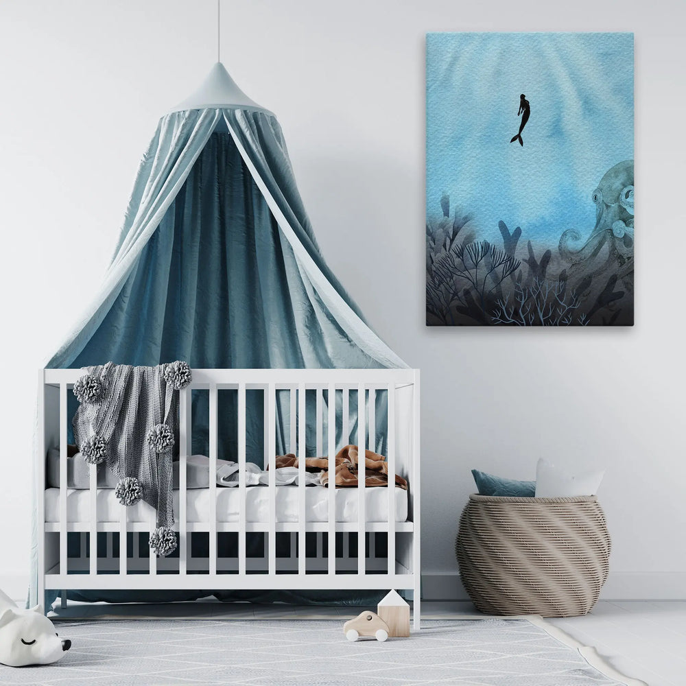 Tablou canvas pentru copii ilustreaza o sirena care inoata printre corali in adancul marii albastre creand o imagine plina de culoare si magie underwater magic